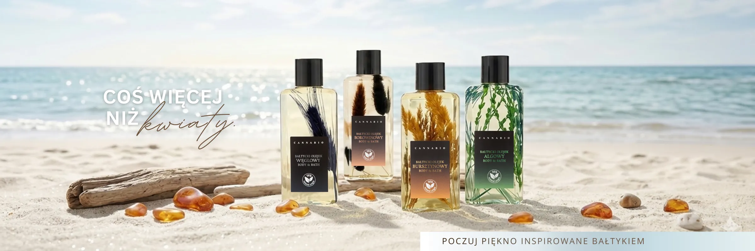Olejki Cannabio na plaży z błękitnym morzem w tle.