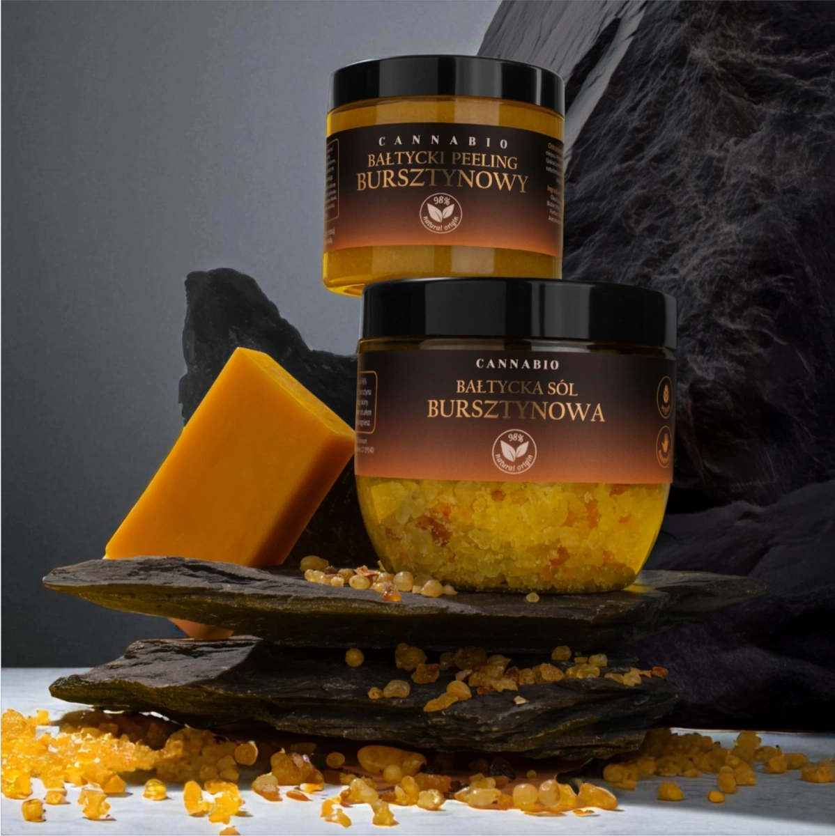 Zestaw kosmetyków kąpielowych z serii Bursztynowe Odrodzenie mydło, peeling, sól, olejek Cannabio